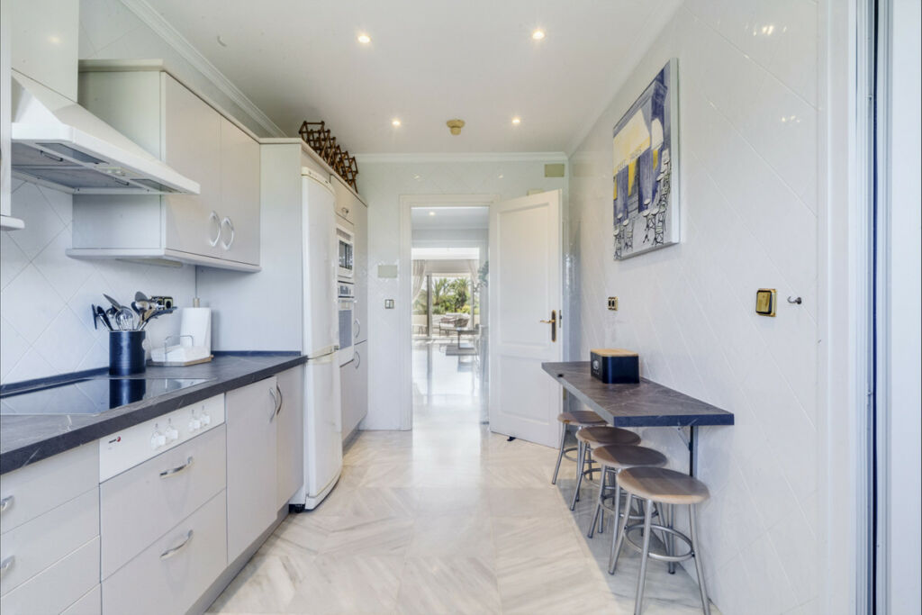 Middle Floor Apartment The Golden Mile Málaga - image 11