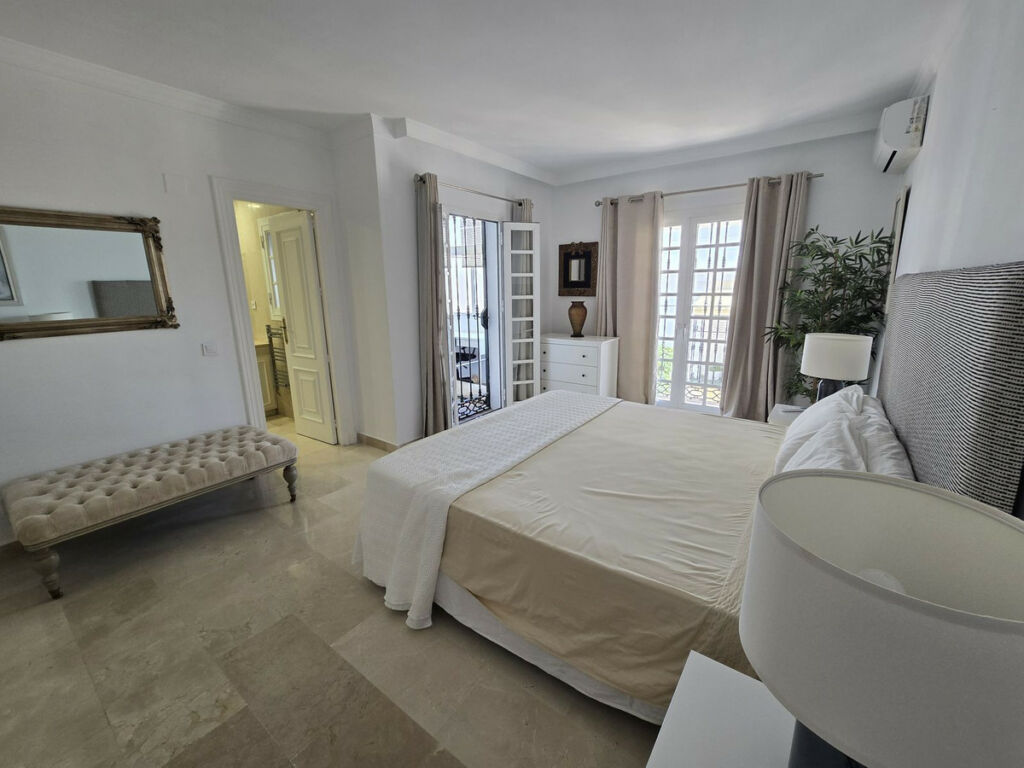 Townhouse Aloha Málaga - image 11