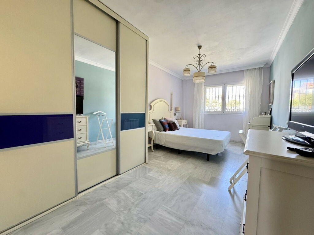 Semi-Detached House Las Lagunas Málaga - image 11