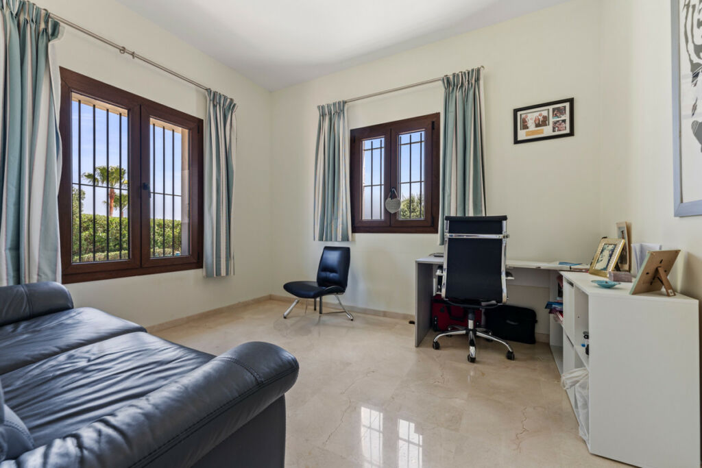 Detached Villa Sotogrande Cádiz - image 11