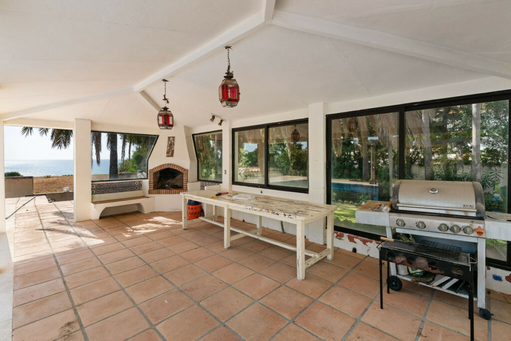 Detached Villa Estepona Málaga - image 11