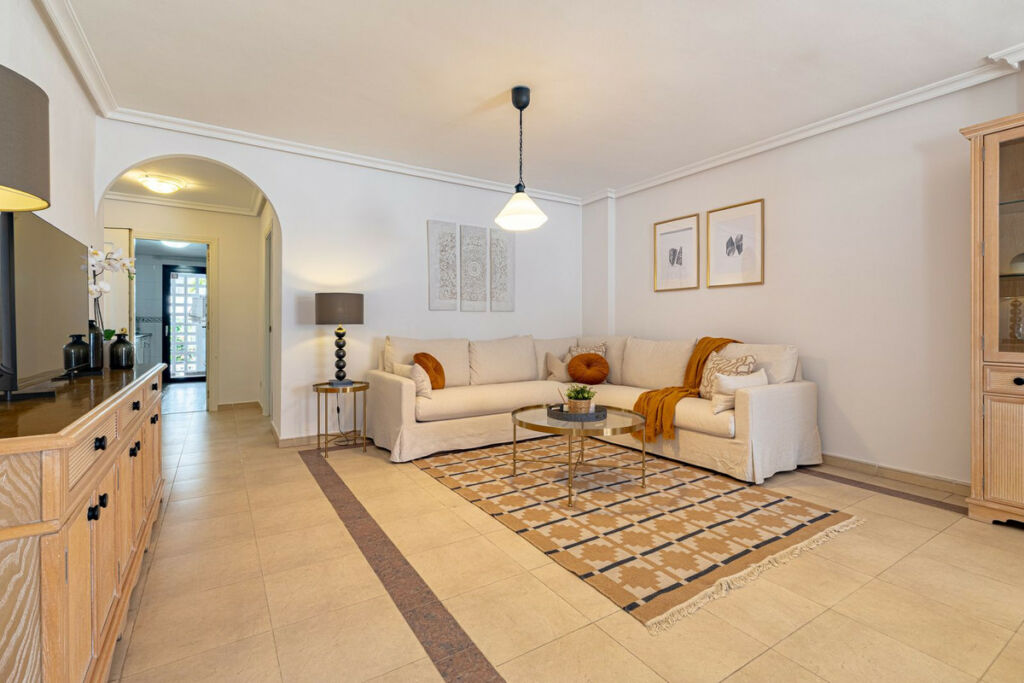 Middle Floor Apartment Nueva Andalucía Málaga - image 11