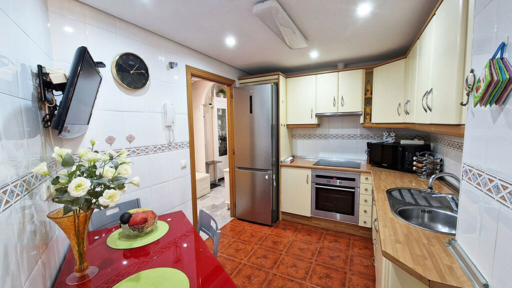 Middle Floor Apartment Benalmadena Málaga - image 11