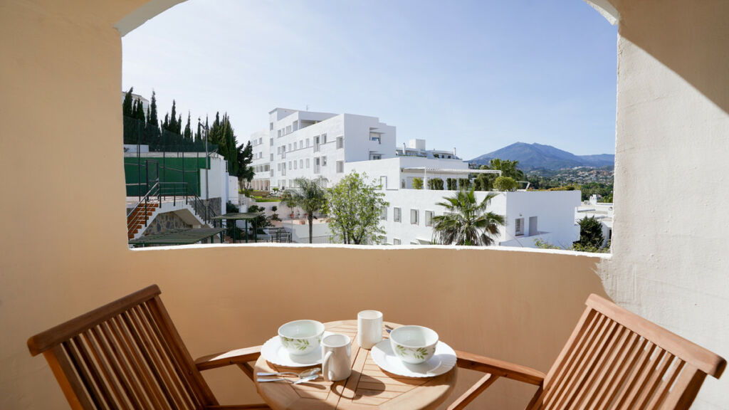 Middle Floor Apartment Nueva Andalucía Málaga - image 11