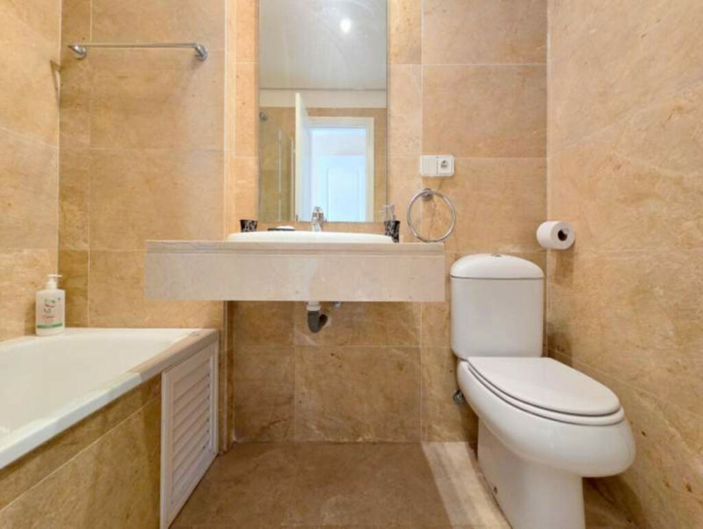 Middle Floor Apartment La Duquesa Málaga - image 11