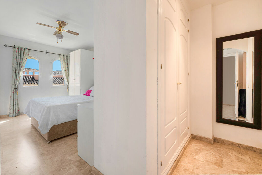 Middle Floor Apartment Nueva Andalucía Málaga - image 11