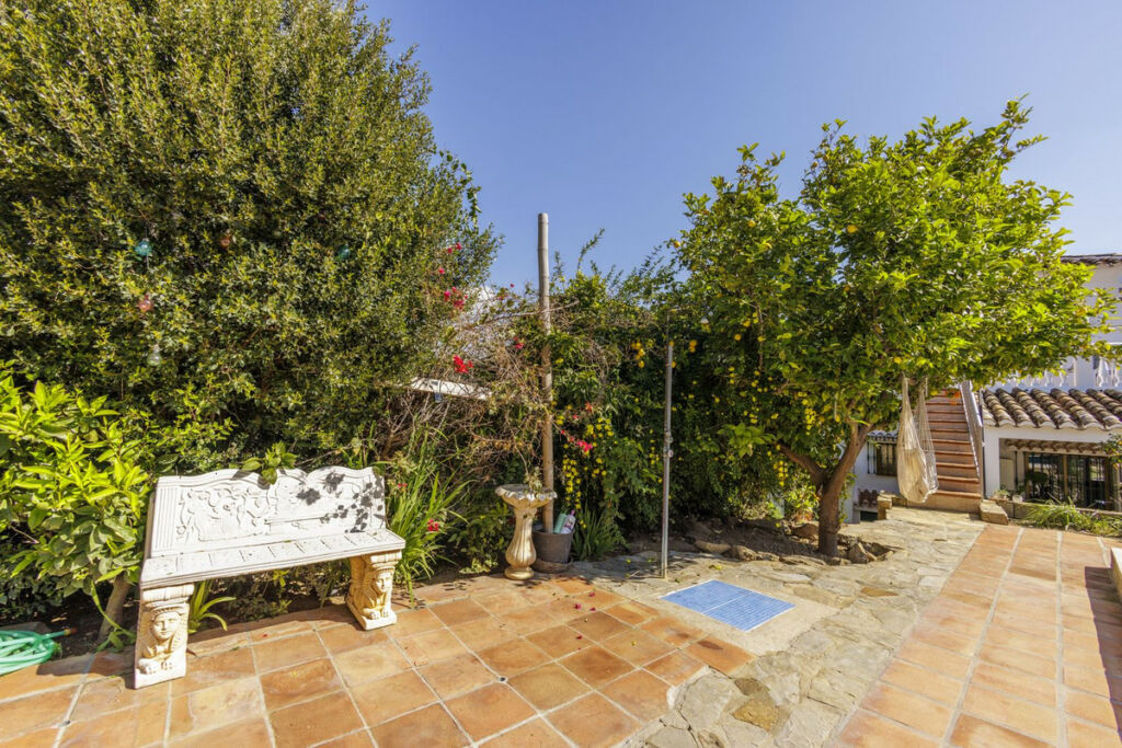 Detached Villa Riogordo Málaga - image 11