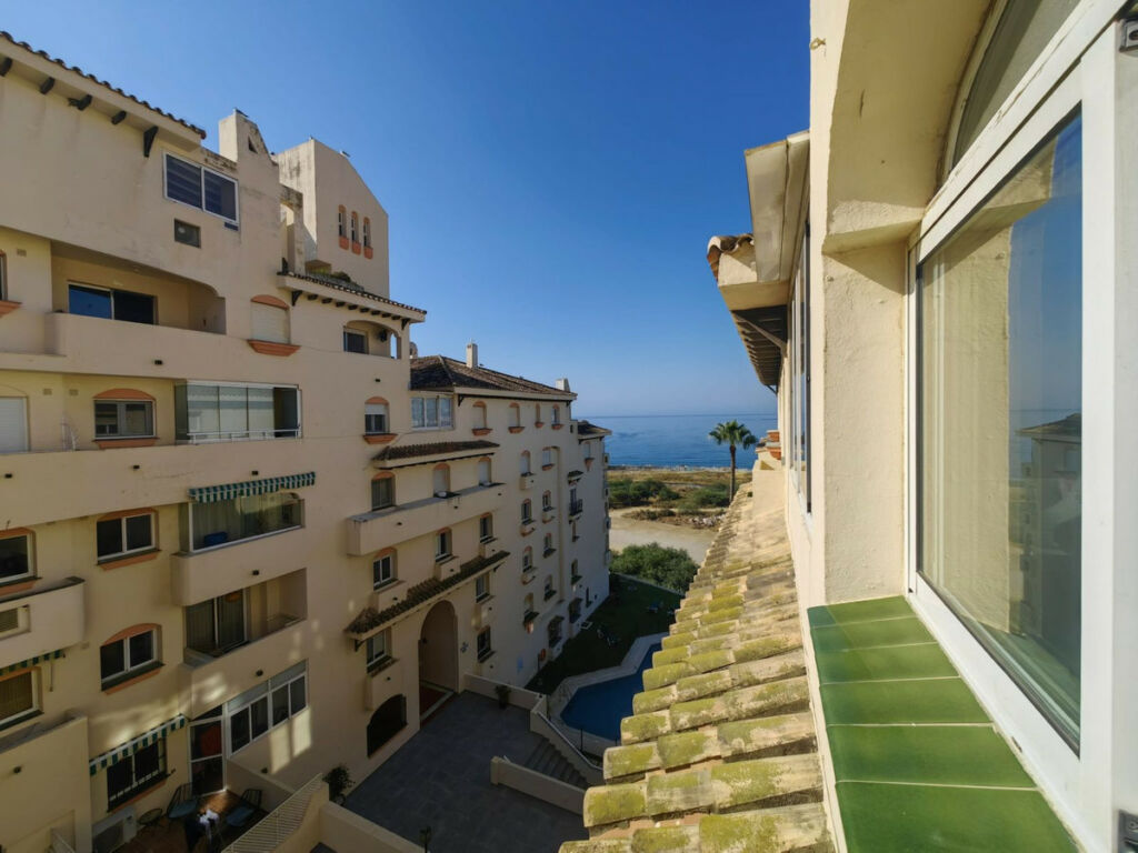 Middle Floor Apartment Estepona Málaga - image 11