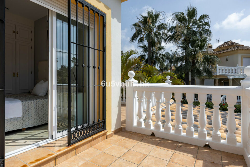 Detached Villa Sierrezuela Málaga - image 11