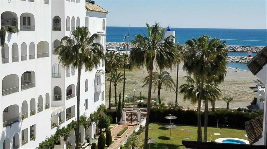 Middle Floor Apartment La Duquesa Málaga - image 11
