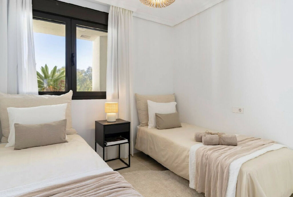 Middle Floor Apartment Estepona Málaga - image 11