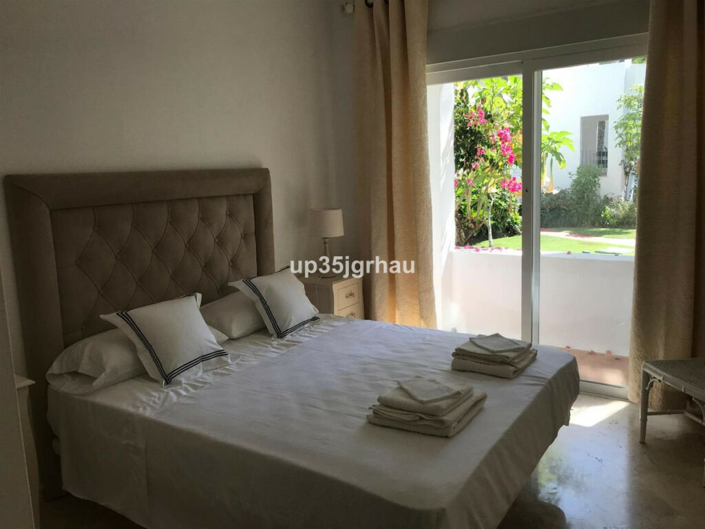 Middle Floor Apartment Estepona Málaga - image 4