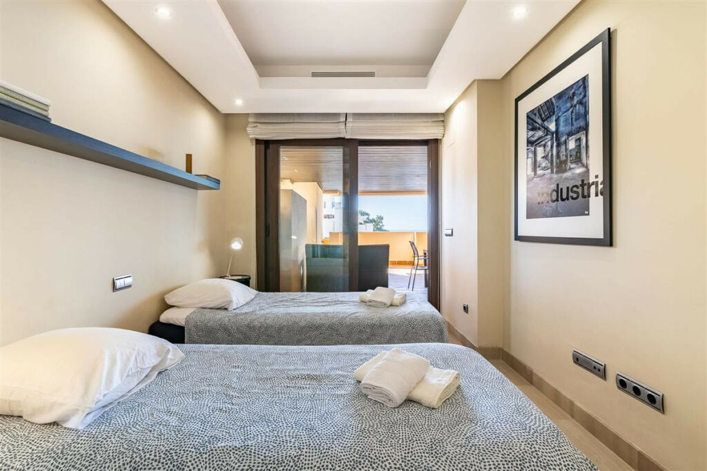 Middle Floor Apartment Estepona Málaga - image 11