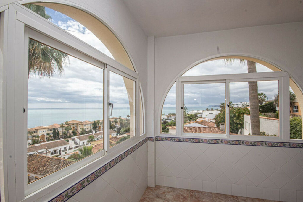 Detached Villa Estepona Málaga - image 11