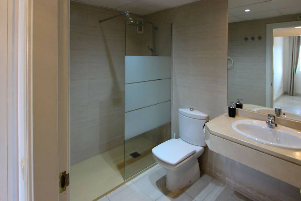 Middle Floor Apartment Puerto Banús Málaga - image 11