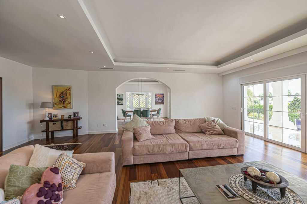 Detached Villa El Paraiso Málaga - image 11