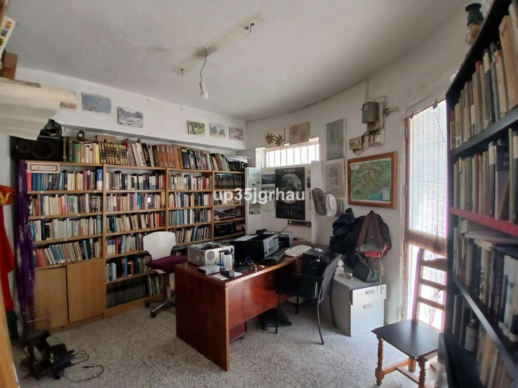 Detached Villa Estepona Málaga - image 11