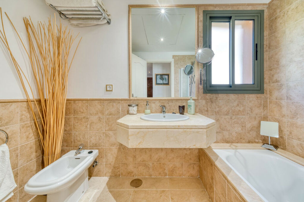 Middle Floor Apartment Estepona Málaga - image 11