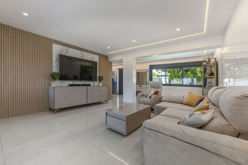 Detached Villa New Golden Mile Málaga - image 11