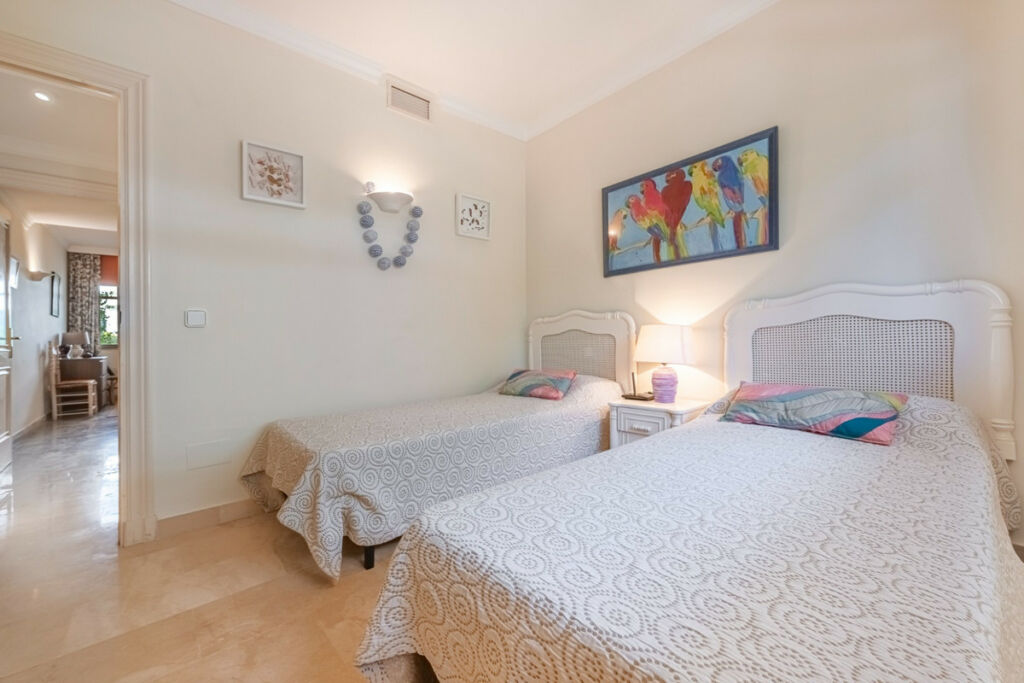 Middle Floor Apartment Nueva Andalucía Málaga - image 11