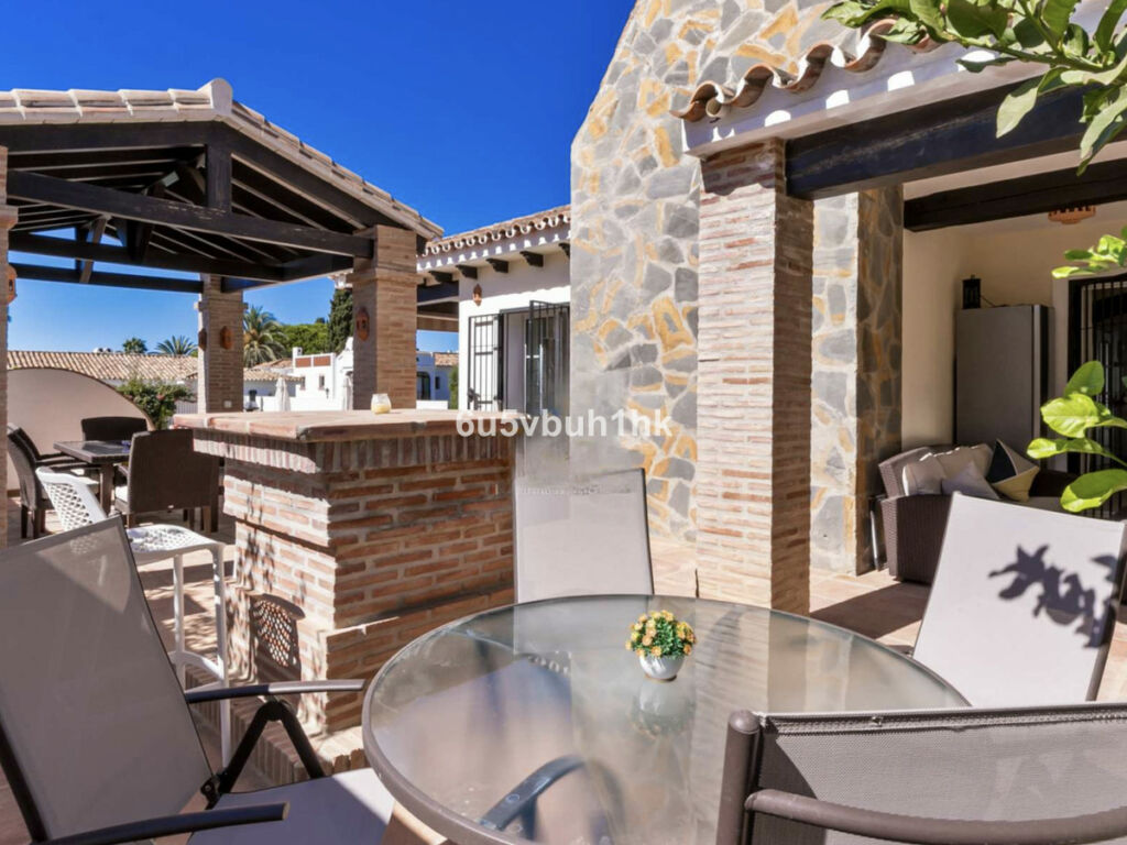 Townhouse El Paraiso Málaga - image 11
