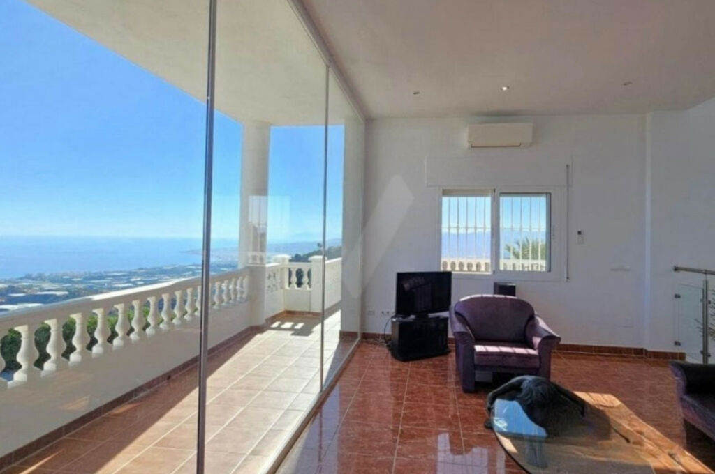 Detached Villa Sayalonga Málaga - image 11