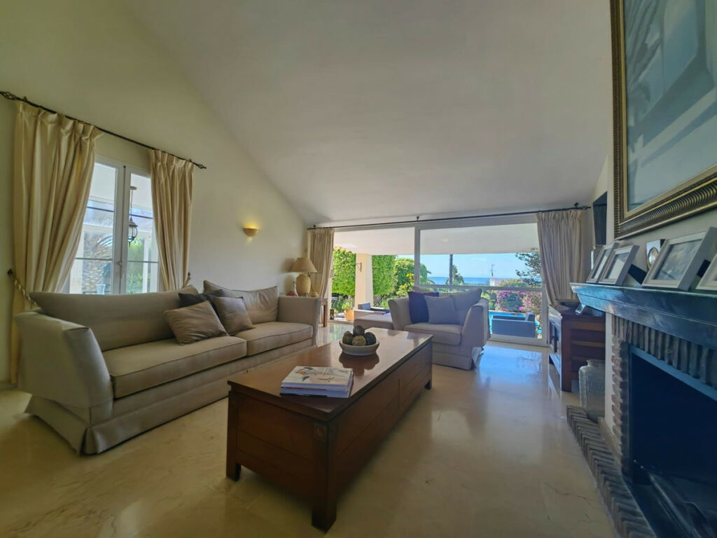 Detached Villa Estepona Málaga - image 11
