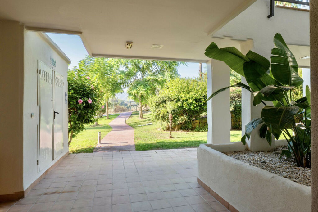 Middle Floor Apartment Estepona Málaga - image 11