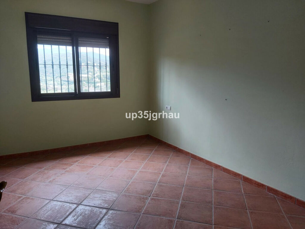 Detached Villa Estepona Málaga - image 11