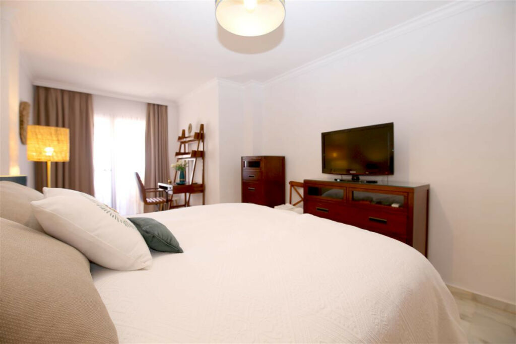 Middle Floor Apartment Estepona Málaga - image 11