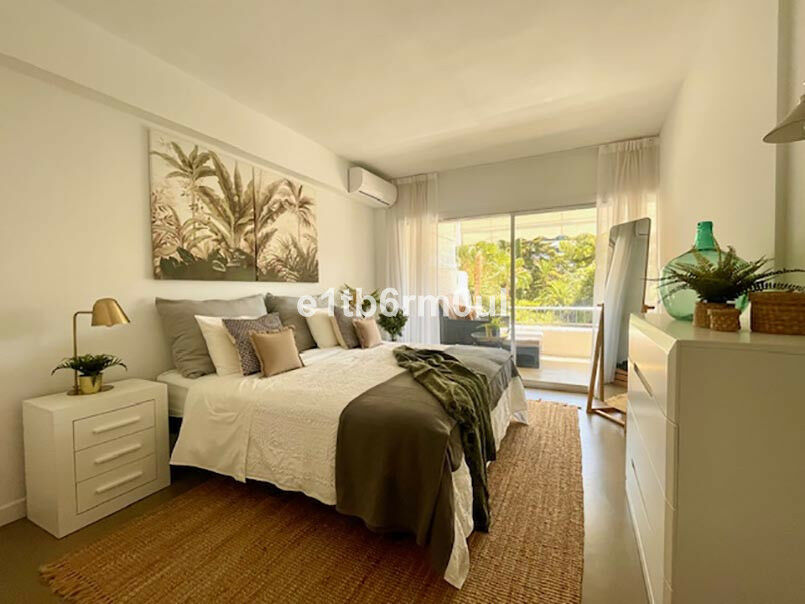Middle Floor Apartment The Golden Mile Málaga - image 11