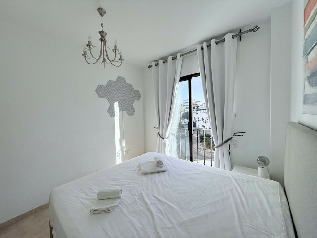 Middle Floor Apartment La Duquesa Málaga - image 11