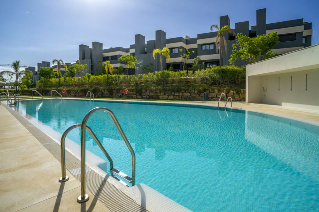 Middle Floor Apartment Estepona Málaga - image 11