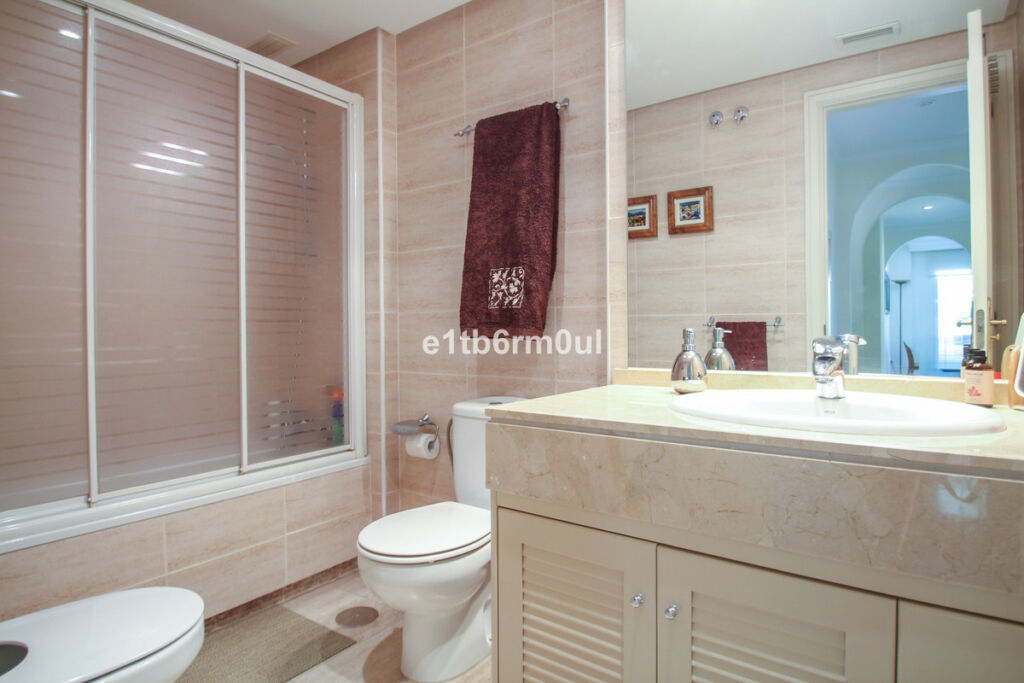 Middle Floor Apartment The Golden Mile Málaga - image 11
