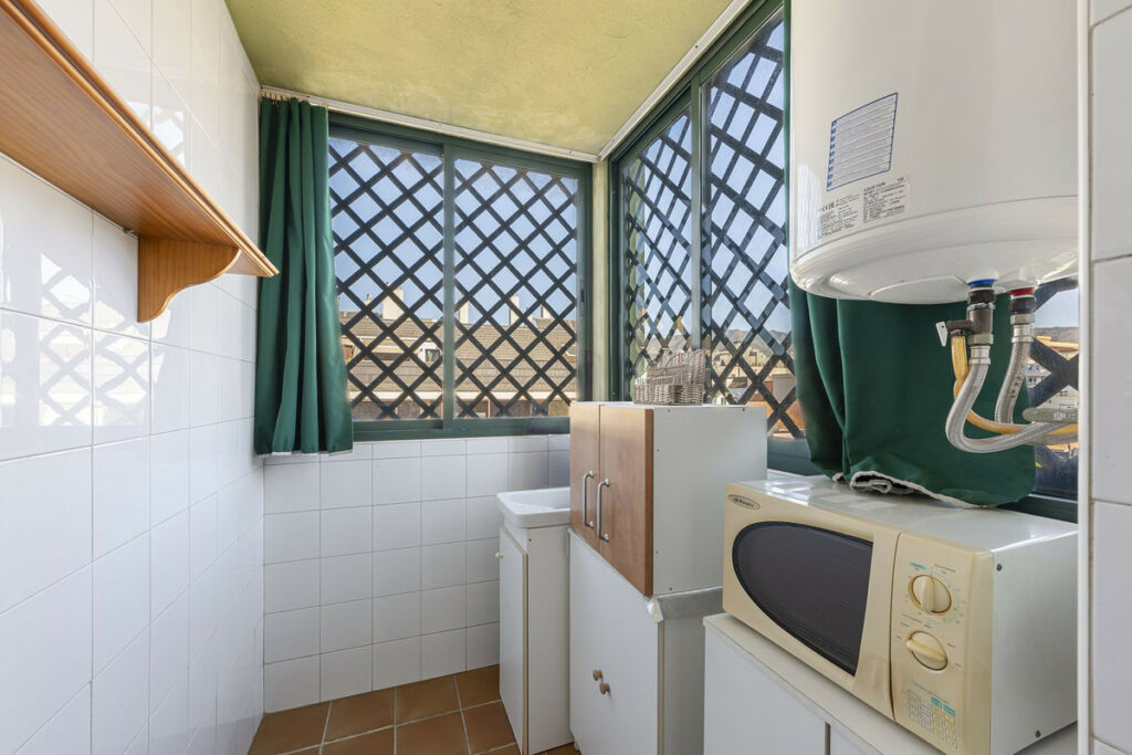 Middle Floor Apartment Fuengirola Málaga - image 11