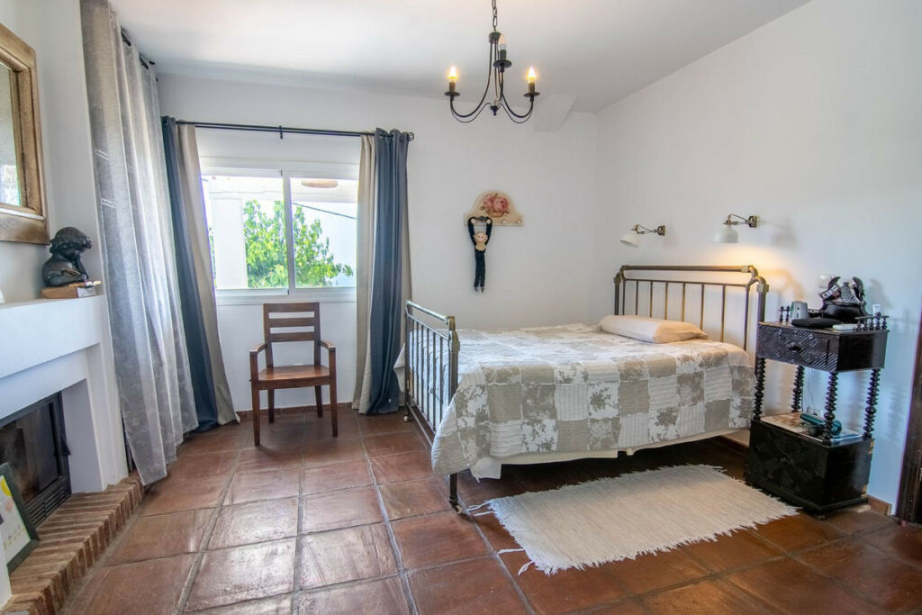 Detached Villa Estepona Málaga - image 12