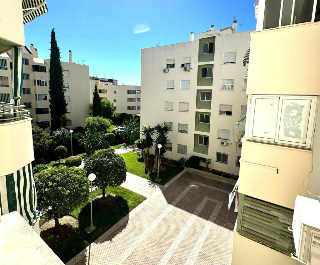 Middle Floor Apartment Benalmadena Málaga - image 14
