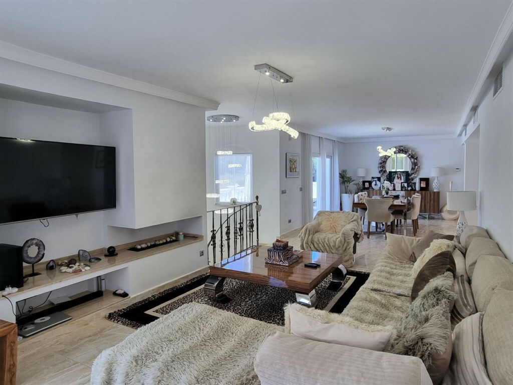 Detached Villa Elviria Málaga - image 11