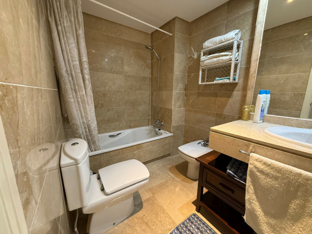 Middle Floor Apartment Nueva Andalucía Málaga - image 11
