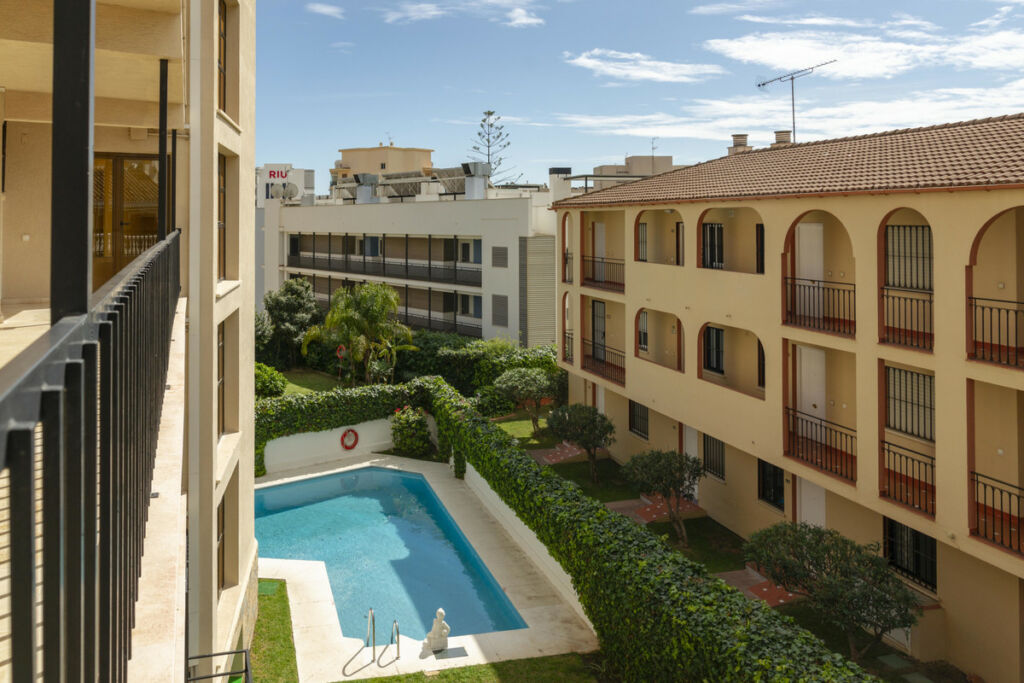Middle Floor Apartment Montemar Málaga - image 11