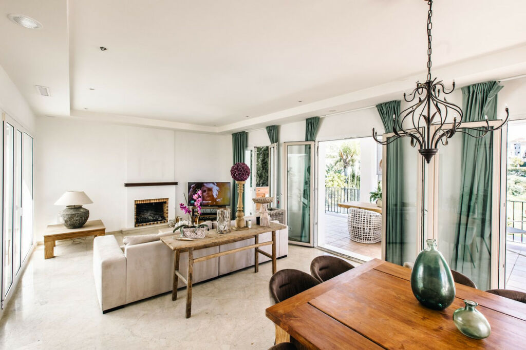 Detached Villa Estepona Málaga - image 12