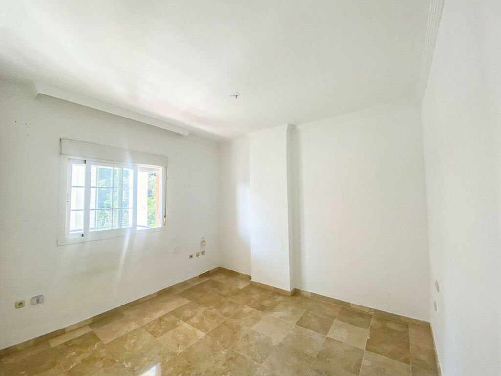 Middle Floor Apartment Nueva Andalucía Málaga - image 12