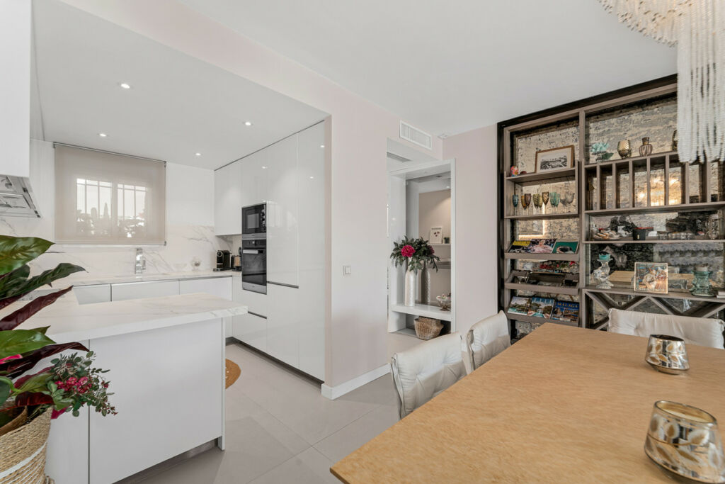 Middle Floor Apartment The Golden Mile Málaga - image 12
