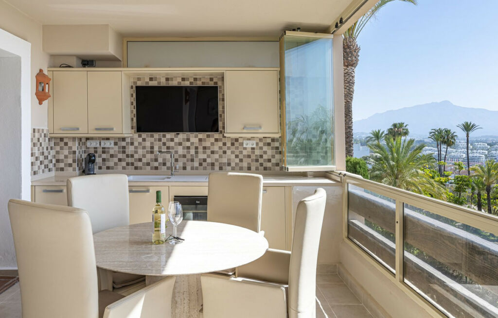 Middle Floor Apartment El Paraiso Málaga - image 12