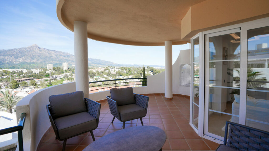 Middle Floor Apartment Nueva Andalucía Málaga - image 12