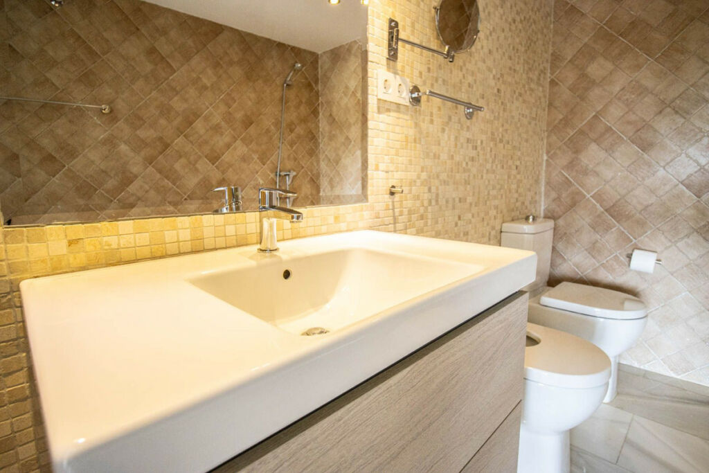 Middle Floor Apartment Nueva Andalucía Málaga - image 12