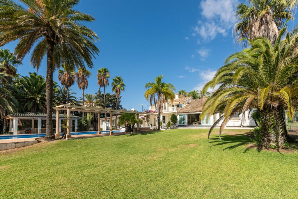 Detached Villa Estepona Málaga - image 12