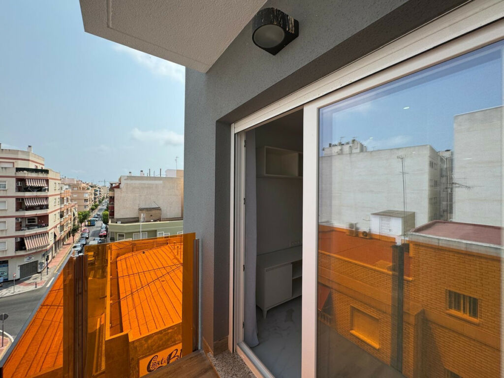 Middle Floor Apartment Torrevieja Alicante - image 12