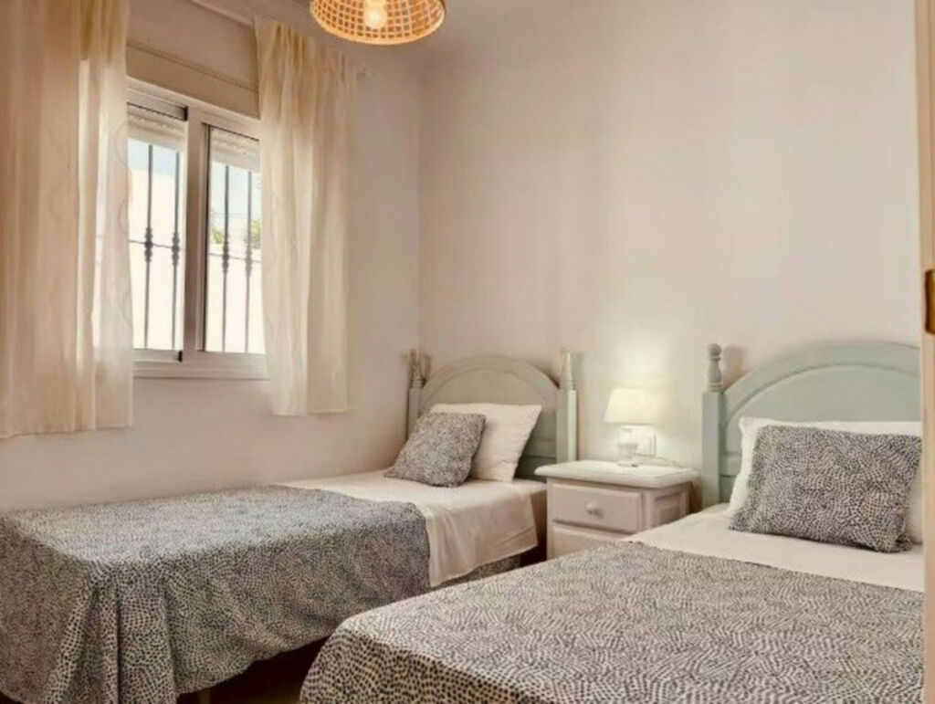Detached Villa Estepona Málaga - image 12