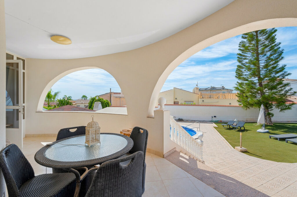 Detached Villa Ciudad Quesada Alicante - image 11